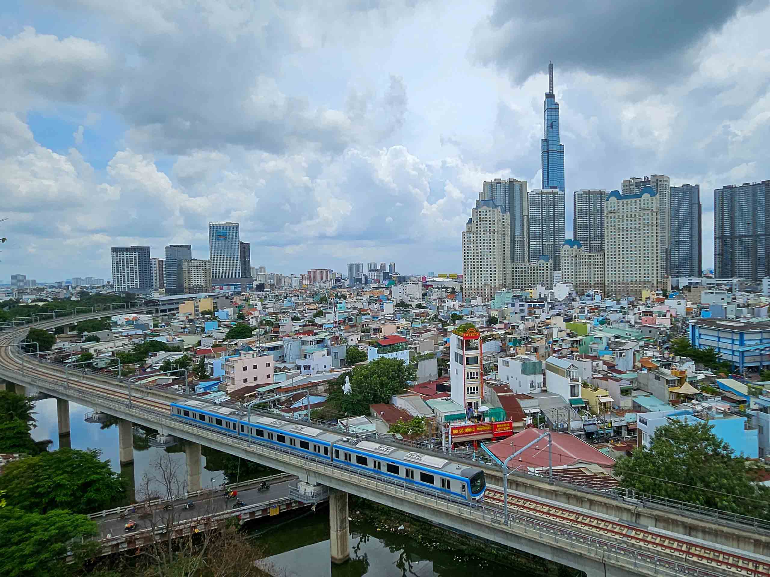 TP.HCM hiện quy hoạch 8 tuyến metro và 3 tuyến xe điện mặt đất (đường sắt một ray) tổng chiều dài khoảng 220 km, vốn đầu tư ước tính gần 25 tỉ USD